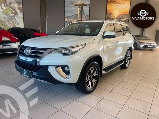 TOYOTA HILUX SW4 2.8 SRX DIAMOND 4X4 7 LUGARES 16V TURBO INTERCOOLER DIESEL 4P AUTOMÁTICO
