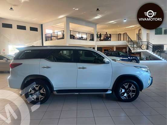 TOYOTA-HILUX SW4-2.8 SRX DIAMOND 4X4 7 LUGARES 16V TURBO INTERCOOLER DIESEL 4P AUTOMÁTICO TOYOTA-HILUX SW4-2018