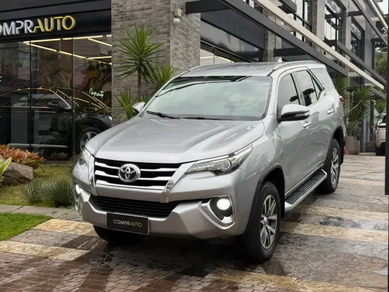 TOYOTA HILUX SW4 4.0 SRX 4X4 7 LUGARES V6 24V GASOLINA 4P AUTOMÁTICO TOYOTA HILUX SW4 4.0 SRX 4X4 7 LUGARES V6 24V GASOLINA 4P AUTOMÁTICO