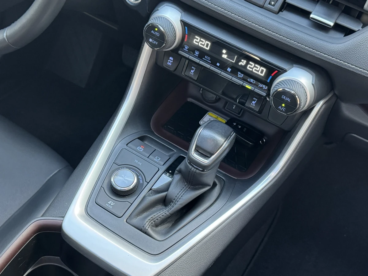 Toyota RAV4 — foto 11