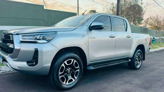 TOYOTA HILUX 2.8 D-4D TURBO DIESEL CD SRX 4X4 AUTOMÁTICO