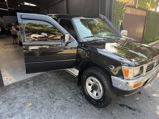 TOYOTA-HILUX-2000