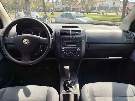VOLKSWAGEN-POLO SEDAN-2009
