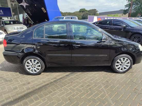 VOLKSWAGEN-POLO SEDAN-2009