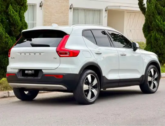 VOLVO-XC40-2020