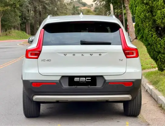 VOLVO-XC40-2020
