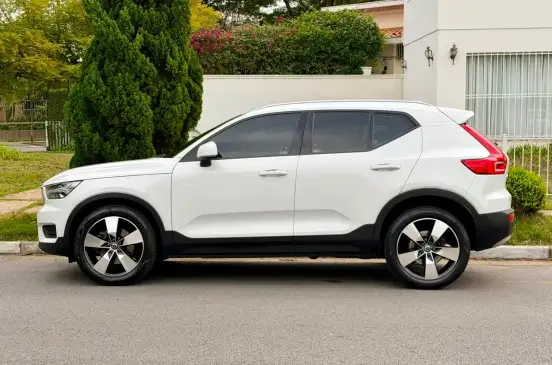 VOLVO-XC40-2020