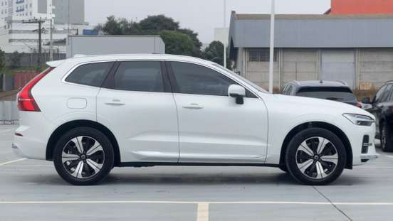 VOLVO-XC60-2024