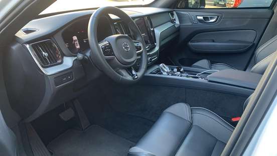 VOLVO-XC60-2023