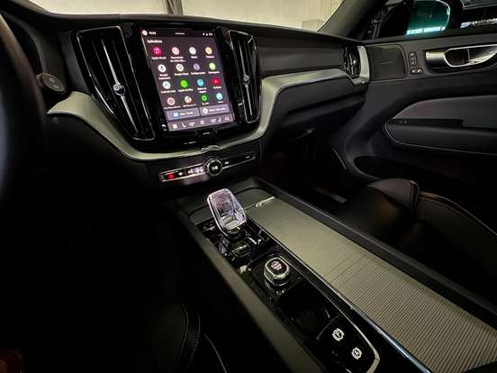 VOLVO-XC60-2023