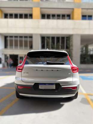 VOLVO-XC40-2021