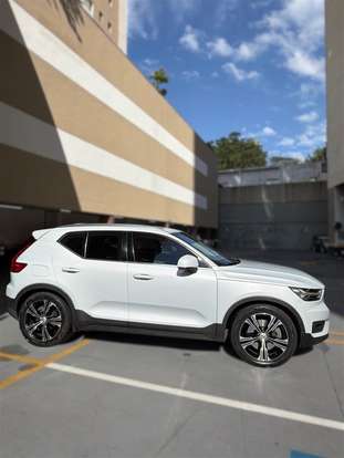 VOLVO-XC40-2021