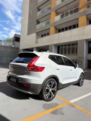 VOLVO-XC40-2021