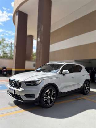 VOLVO-XC40-2021