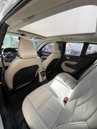 VOLVO-XC40-2021
