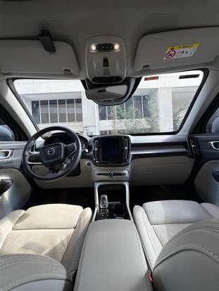 VOLVO-XC40-2021