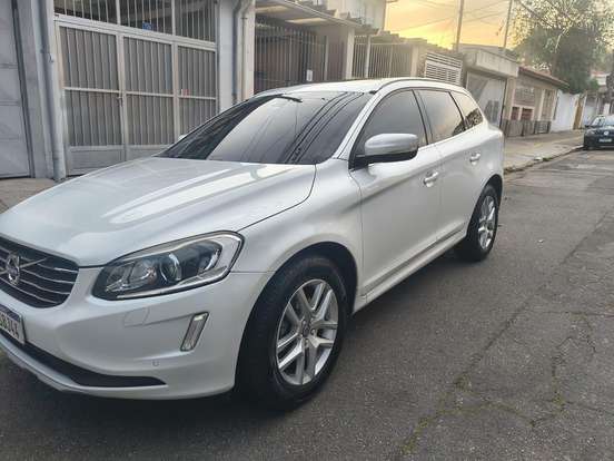 VOLVO-XC60-2017