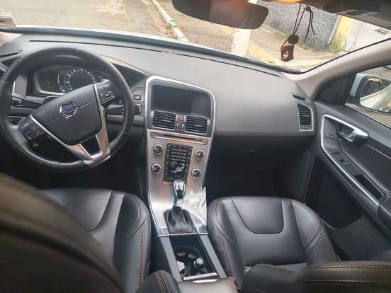VOLVO-XC60-2017