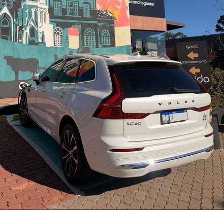 VOLVO-XC60-2023