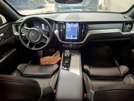 VOLVO-XC60-2023