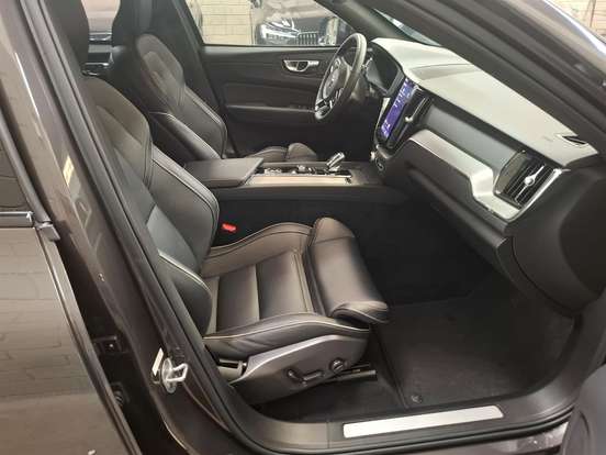 VOLVO-XC60-2023