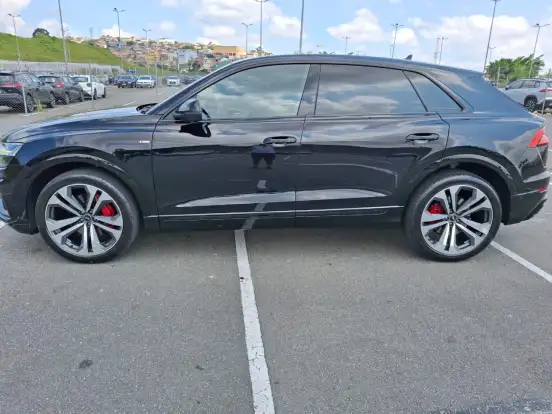 AUDI-Q8-2022