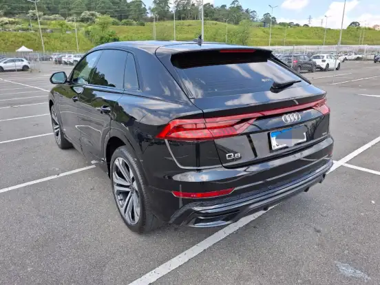AUDI-Q8-2022