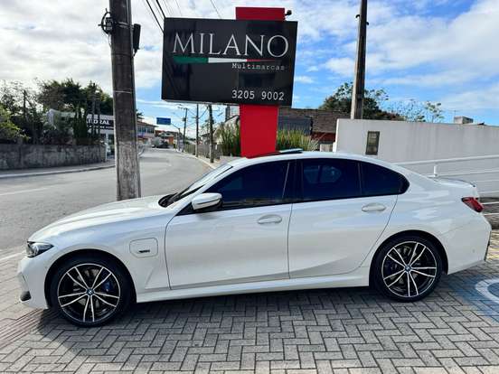 BMW-330e-2022