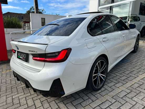 BMW-330e-2022