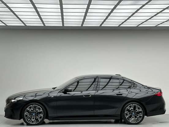 BMW-530e-2024
