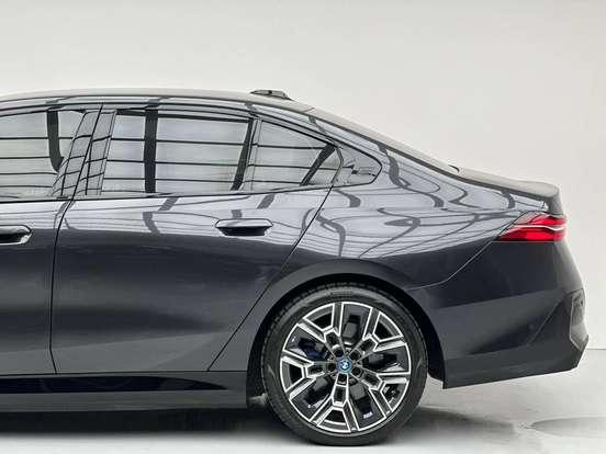 BMW-530e-2024
