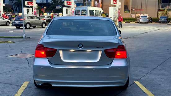 BMW-320i-2010