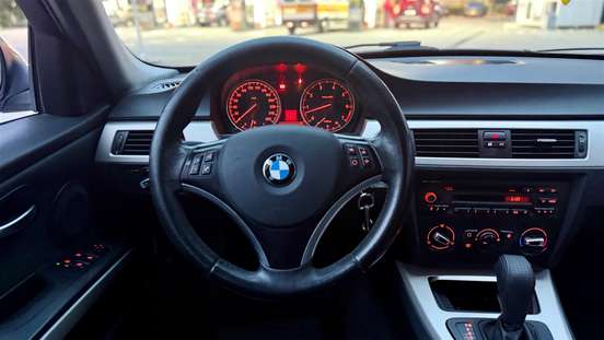 BMW-320i-2010