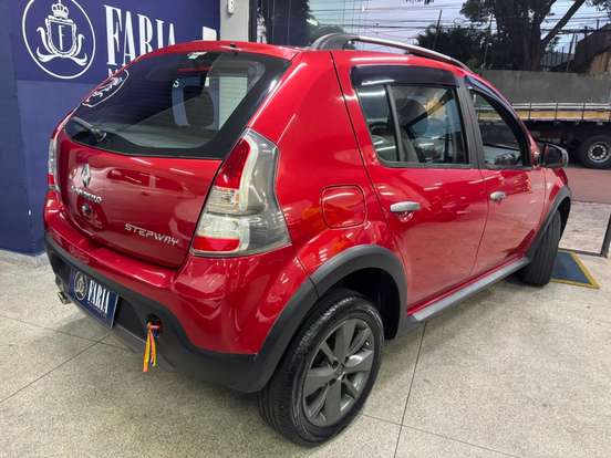 RENAULT-SANDERO-2012