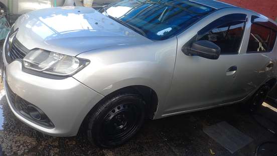 RENAULT-SANDERO-2017