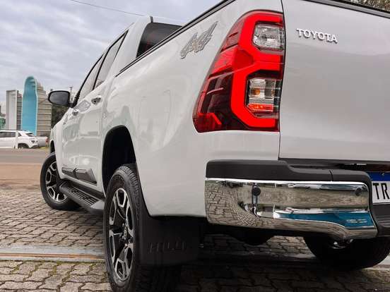 TOYOTA-HILUX-2.8 D-4D TURBO DIESEL CD SRX 4X4 AUTOMÁTICO TOYOTA-HILUX-2025