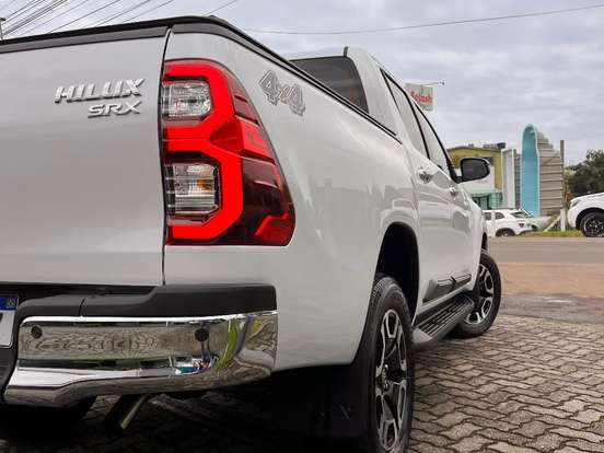 TOYOTA-HILUX-2.8 D-4D TURBO DIESEL CD SRX 4X4 AUTOMÁTICO TOYOTA-HILUX-2025
