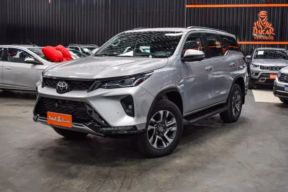 TOYOTA HILUX SW4 2.8 D-4D TURBO DIESEL SRX PLATINUM 7L 4X4 AUTOMÁTICO