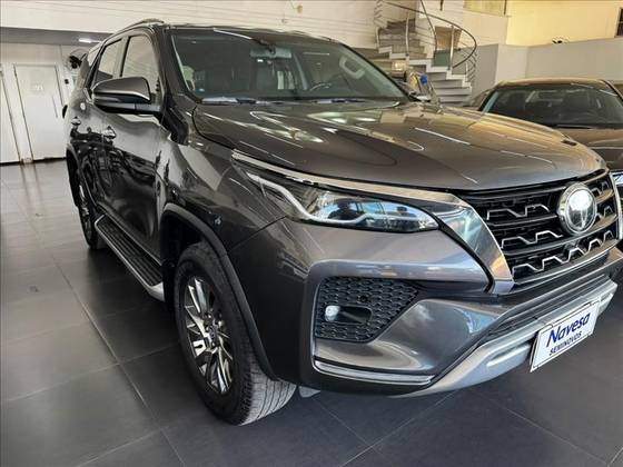 TOYOTA HILUX SW4 2.8 D-4D TURBO DIESEL SRX 7L 4X4 AUTOMÁTICO