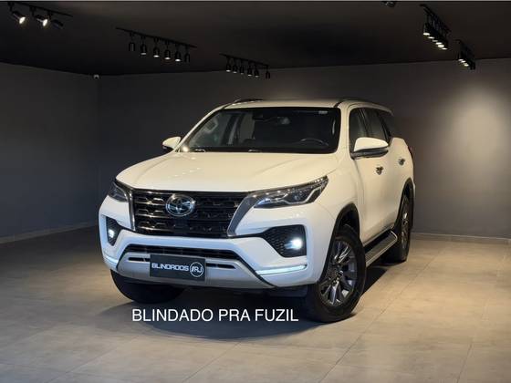 TOYOTA HILUX SW4 2.8 D-4D TURBO DIESEL SRX 7L 4X4 AUTOMÁTICO