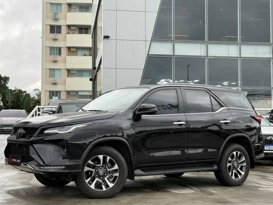 TOYOTA HILUX SW4 2.8 D-4D TURBO DIESEL SRX PLATINUM 7L 4X4 AUTOMÁTICO