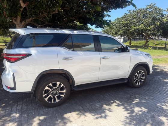 TOYOTA HILUX SW4 2.8 D-4D TURBO DIESEL SRX PLATINUM 7L 4X4 AUTOMÁTICO