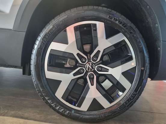 VOLKSWAGEN-TAOS-2026