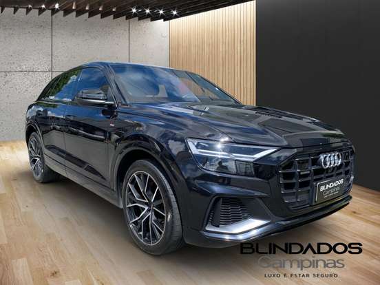 AUDI-Q8-2020