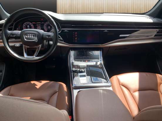 AUDI-Q8-2020
