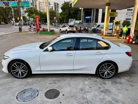 BMW-320i-2022