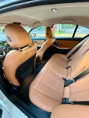 BMW-320i-2022