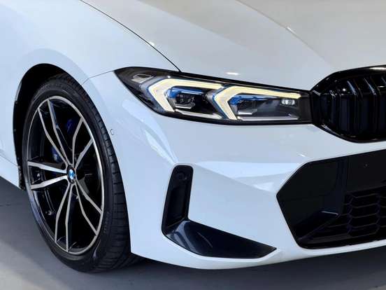 BMW-320i-2023