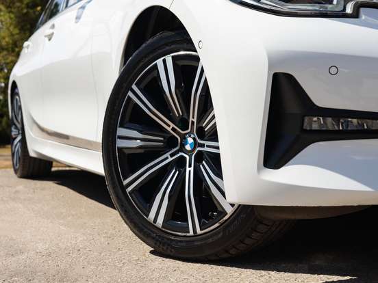 BMW-320i-2020