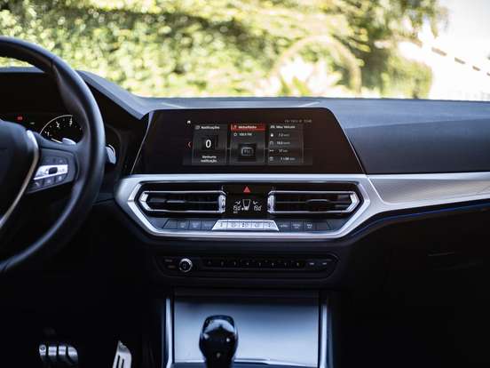 BMW-320i-2020